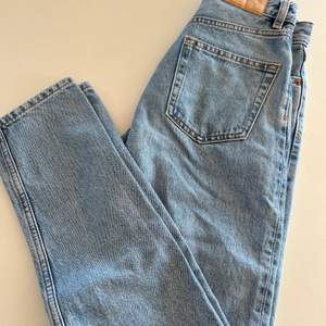 Ljusblå jeans från monki! Fint skick. Frakten är inräknad i priset 🤍 Hör av er vid frågor eller fler bilder!