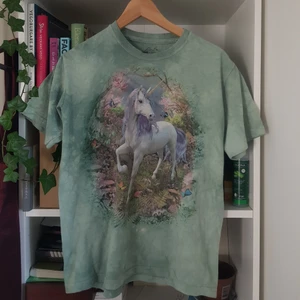 Enhörning tröja - Tröja med enhörning från the mountain. Står Xl men mer som en m/L? I fint skick. Inte kollat vad frakten blir än!!!!🐬🍓😊 ljusgrön/ljusturkos färg?
