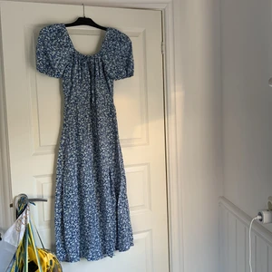 Gullig klänning från SHEIN storlek M - Helt ny klänning då den inte passade mig med större byst!