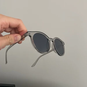 Solglasögon  - Ett par Chimi liknade solglasögon knappast använda bara testade i färgen Grå transperent 