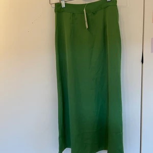 Grön siden kjol - Helt ny med lappar 