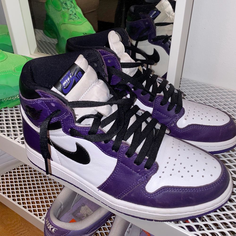 Intresse koll på mina Nike Jordan 1 high court purple. Köptes sommaren 2020 på Goat. Totalpris blev runt 4 000, (med tull och frakt). Inte använt dem sen vinter då Jag har för många liknande skor (air force samt dunks). Finns qr-kod. Ny pris ca 3 500. . Skor.