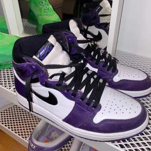 Intresse koll på mina Nike Jordan 1 high court purple. Köptes sommaren 2020 på Goat. Totalpris blev runt 4 000, (med tull och frakt). Inte använt dem sen vinter då Jag har för många liknande skor (air force samt dunks). Finns qr-kod. Ny pris ca 3 500. 