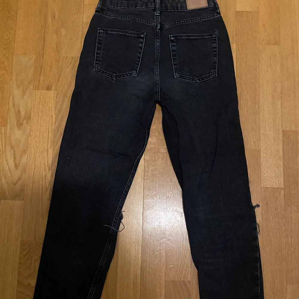 Svarta mom jeans från Urban outfitters som köptes ett par år tillbaka. De är lite slitna då de har använts väl men inget som egentligen märks. . Jeans & Byxor.