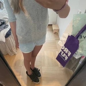 Jeansshorts  - Säljer dessa skitsnygga jeansshortsen! Så fin färg och bra passform, aldrig använda💙💙