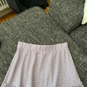 Blommig kjol  - Supergullig kjol från Only. Storlek L men passar även en M 