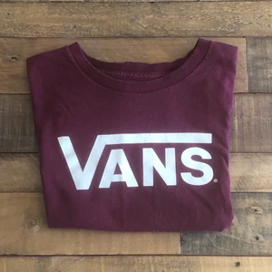 Röd vans tröja - Säljer min röda hans tröja då den är förliten. Säljer för 60kr+frakt. Den är S 