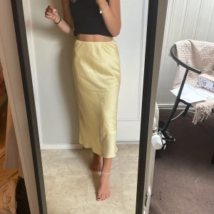 Gul kjol - Gul långkjol från Gina. Perfekt för sommarens alla kvällar och dagar💕