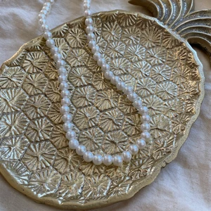 Vitt pärlhalsband!🤍 - Jättefint pärlhalsband som passar till allt! (Frakten är ej spårbar och kostar 13kr)🤍