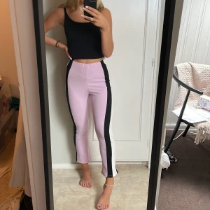 Rosa byxor bohoo  - Rosa byxor från bohoo, knappt använda, perfekt till utekvällen💕