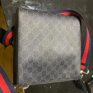 Gucci väska  - Det är en ny Gucci axelväska, köpt i NK. 