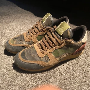 Valentino  - Valentino camo runners, säljs då dom inte används men riktigt bra pris, storlek 39 men passar mig som har 40-41. Skicket är helt okej. Kom privat för fler bilder eller frågor, priset kan sänkas vid snabb affär