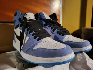 Nike Air Jordan 1 University Blue  - Säljer nu dom här jordan ones nypris ca 5499kr  Condition 9/10 endast testade men säljer pga vill ha andra skor. Jätte fina pris kan diskuteras vid snabb affär.  