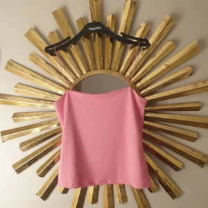 Topp - Strechig topp med tunna band. Ny med prislappen kvar.