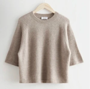 Tröja & Other Stories  - Lägger upp igen pga oseriös köpare. Jätte fin tröja från & Other Stories i fint skick. Säljer för att den inte kommer till användning tyvärr💗