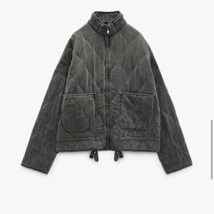 Zara Jacka - Säljer nu denna fina vårjacka! Köpt här på plick nyligen och säljer då jag har för många jackor ❤️ Hör av er vid intresse eller om ni vill ha egna bilder! Om många är intresserade så startar jag budgivning 🥰