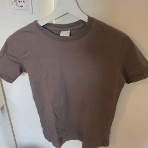 Basic tröja från H&M, färgen syns bäst i tredje bilden