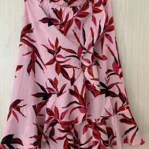 Långkjol  - En rosa långkjol med blommönster och volang. Den är i storlek 164 men passar mig som har S. Inga defekter och jättebra skick. Kontakta vid frågor eller annat💞