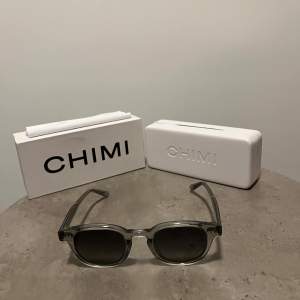 Säljer mina Chimi 01 glasögon som är varsamt använda. Duk och skal medföljer. Skick 8/10 då lådan har lite skavanker. Nypris 1250kr men säljer de för 700kr. Priset kan diskuteras vid snabb affär! 