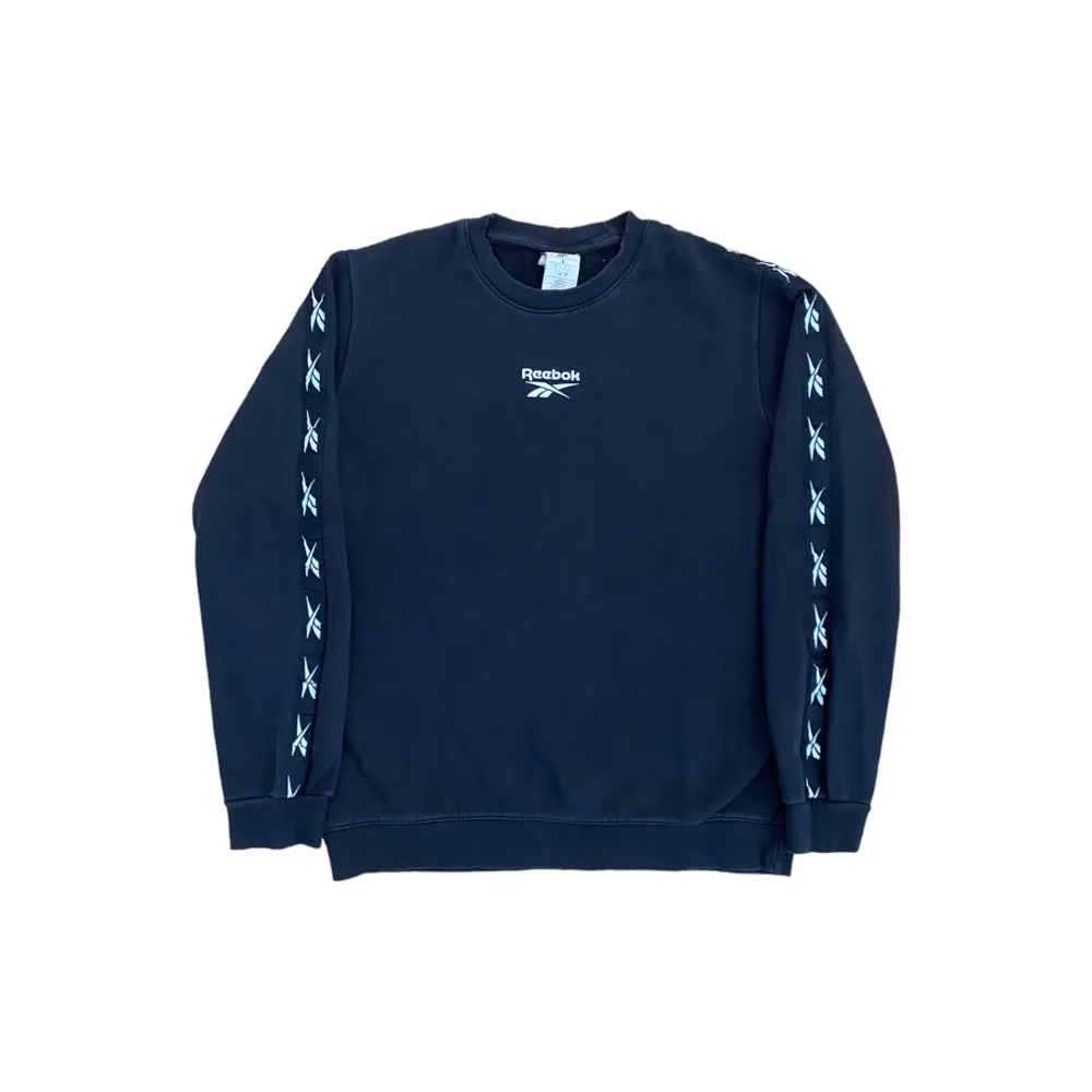 Reebok Vintage Sweatshirt 🤍🖤  Pris: •299kr  Stl: L  Bredd 55cm Längd 66cm  Kontakta mig för mer info 🤩 . Hoodies.