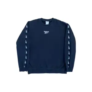 Reebok Vintage Sweatshirt 🤍🖤  Pris: •299kr  Stl: L  Bredd 55cm Längd 66cm  Kontakta mig för mer info 🤩 