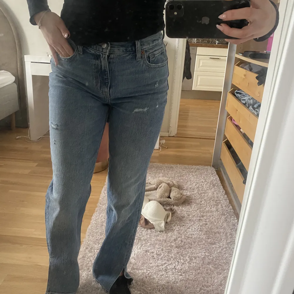 Säljer dessa fina jeans med slits på sidorna då jag inte tycker som sitter så bra på mig. Nästan aldrig använda. Pris kan diskuteras. Från Fashion Nova. Storlek 36 . Jeans & Byxor.