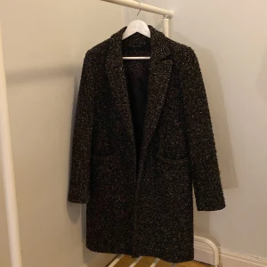 Kappa - Zara kappa som e svart me med lite vita prickar! Bra skick, den går ner till under knäna!