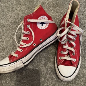 Röda Converce - Röda converce storlek 38  Använda fåtal gånger Originalpris 800kr