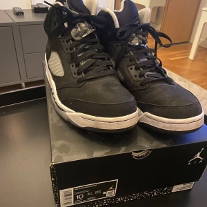 Air Jordan 5 - Sköna Jordan 5 i bra skick köpta på SNKRS appen använda väldigt lite 