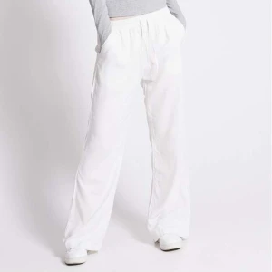 Linnebyxor  - Säljer slutsålda linnebyxor från Lager 157 i färgerna vit, beige och svart. Storlek S , helt nya och aldrig använda!  220kr/st