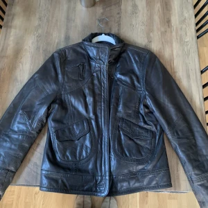 Skinnjacka - Jättesnygg mörkbrun skinnjacka, köpt secondhand, storlek 44 så sitter lite oversize på mig som vanligtvis bär 34/36! Skriv för fler bilder!!❤️😮‍💨
