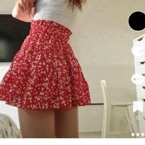 Kjol - Världens finaste och somriga kjol. Säljer då jag tycker den är för kort. Jag är 166. Väldigt fint skick, bara använd i några timmar. 