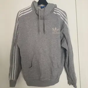 Så fin och mysig huvtröja från adidas originals! Lätt nopprig på vissa ställen, loggan är tyvärr missfärgat (bild 2), samt lätt missfärgning vid metallet vid halsen (bild 3). Dock ser den fortfarande hur fin som helst ut på! 🌸