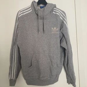 Adidas hoodie  - Så fin och mysig huvtröja från adidas originals! Lätt nopprig på vissa ställen, loggan är tyvärr missfärgat (bild 2), samt lätt missfärgning vid metallet vid halsen (bild 3). Dock ser den fortfarande hur fin som helst ut på! 🌸