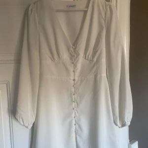 Vit klänning  - Jättefin klänning från Nelly med skönt material och precis lagom i längden. Upplevs som lite mindre i storleken, har vanligtvis 36/S. Bara använd en gång. Skriv privat för fler bilder! 