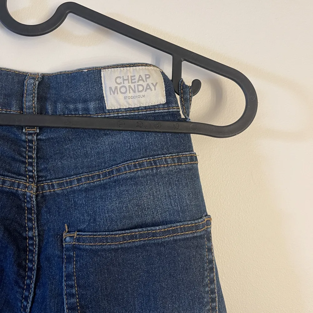 Tighta jeans från cheap monday Hög midja Fint skick Säljes pga för små Passar en XS. Jeans & Byxor.