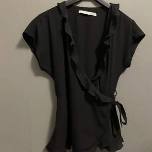En svart blus/kofta med fina volanger och fin knytning Från Zara Säljer endast för att den är för liten Aldrig använd