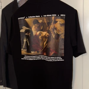 Off white caravaggio Tee - Köpt på haiendo förra veckan men passade tyvärr inte. Cond: 10/10 helt ny endast testad. 