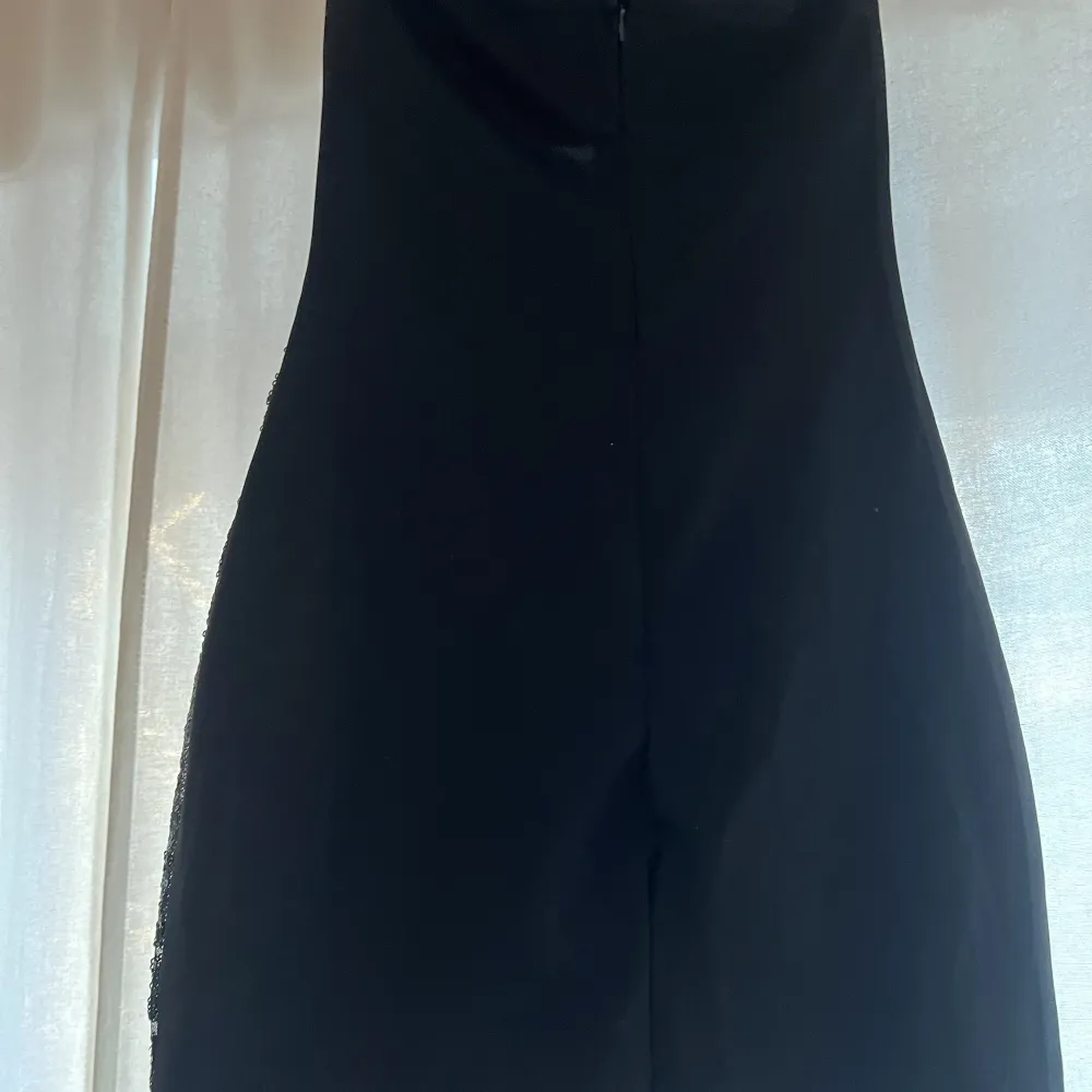 Superfin festklänning med svarta paljett framtill ✨ snygg urringning. Endast använd en gång. Se bild 3, fick laga sömen bak.  Storlek XS. . Klänningar.