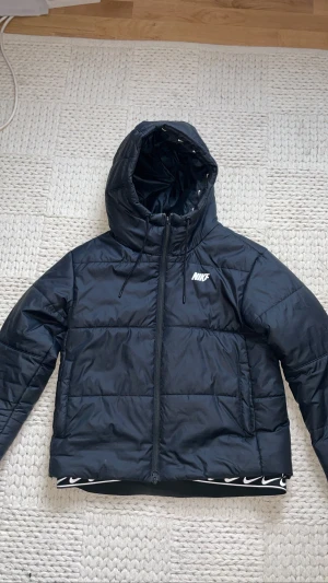 Nike jacka  - Säljer denna Nike jackan jag inre använder längre! Den är knappt använd och är i nyskick! Passar till både vinter och vår, den är jättefin!🤍 