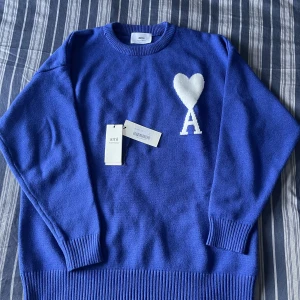 Ami Paris stickad pullover - Blå stickad pullover. Tröjan är i mycket fint skick utan skador. Storlek L 