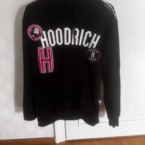 En Hoodrich tröja som är i sjukt bra skick, köpt på gallerian i Stockholm i JD sports butiken. Tröjan är i storlek M. Vid frågor så är det bara att höra av sig! 