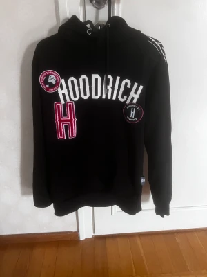Hoodrich tröja  - En Hoodrich tröja som är i sjukt bra skick, köpt på gallerian i Stockholm i JD sports butiken. Tröjan är i storlek M. Vid frågor så är det bara att höra av sig! 
