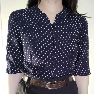 prickig topp från Bloch - retro topp från i storlek 38. 100% viskos. möter ej upp, postar enbart 🌸