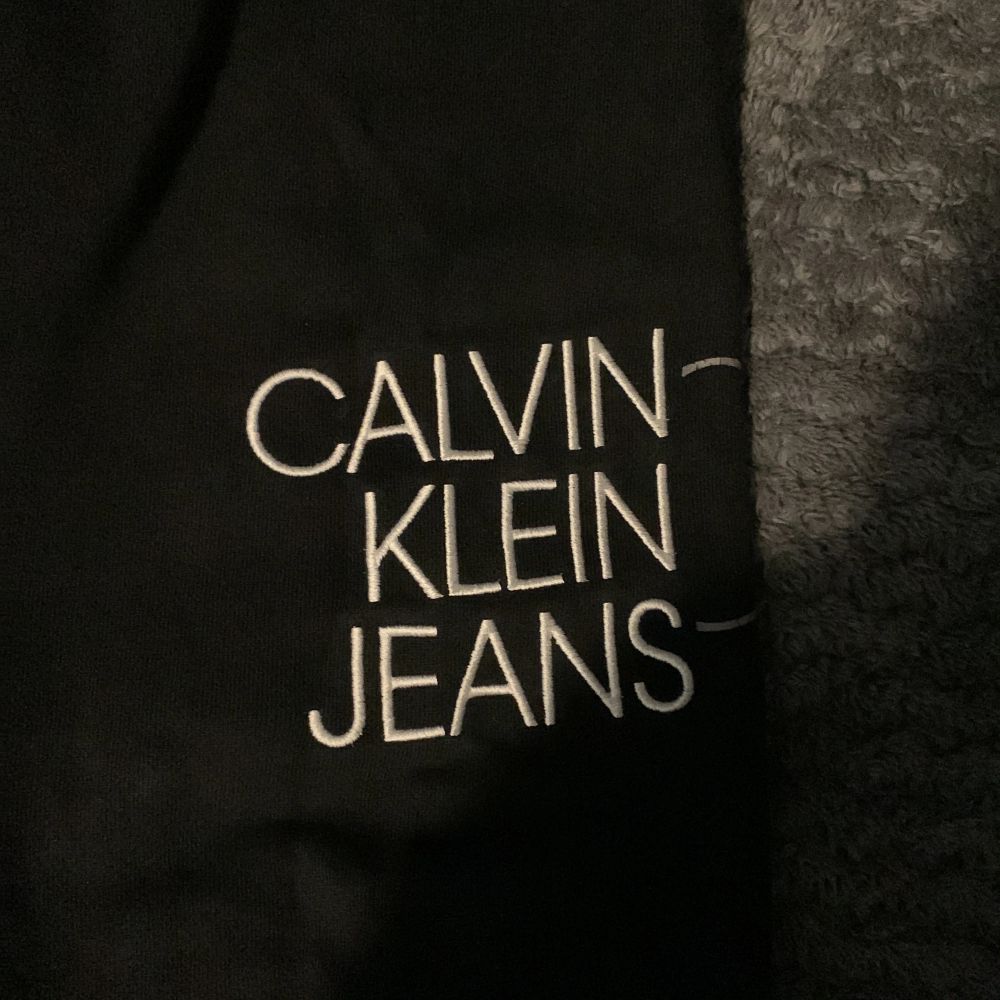Svart Clavin Klein jeans svarta mjukisbyxor | Plick Second Hand