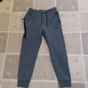 Nike tech  - Hej säljer mina Nike tech byxor för dom passar mig inte längre , är i bra kvalitet. 