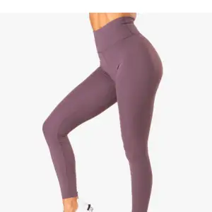 Säljer dessa sköna tränings tights ifrån märket icaniwill. Ordinarie pris 699kr, säljer dom för 450kr 