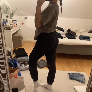 Nike mjukisbyxor  - Svarta mjukisbyxor från Nike. Lite korta på mig som är 175cm.