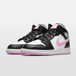 Jordan 1 - Säljer nu mina Jordans i arctic pink! Köpta för ungefär två år sedan för 2400kr, syns att de är använda och creasade därav priset💕skriv för egna bilder 