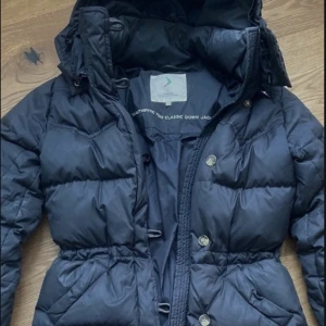 Boomerang dunjacka  - Många år på nacken men har mer o ge. Inga hål . Behöver tvätt för har hängt på vind 1 år. 